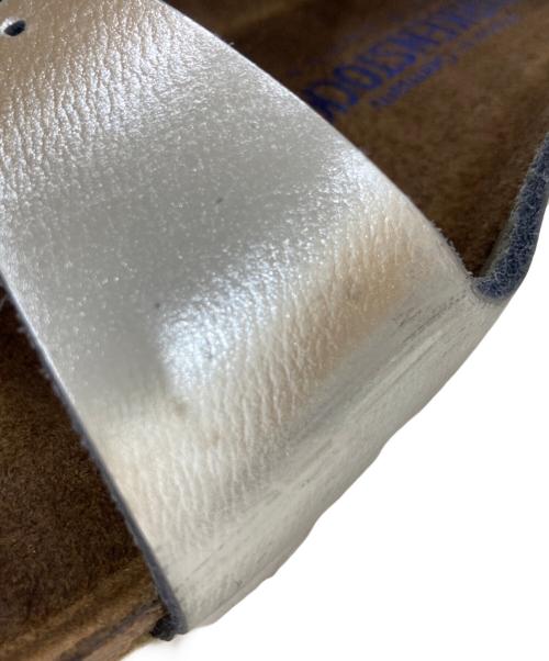 BIRKENSTOCK（ビルケンシュトック）BIRKENSTOCK (ビルケンシュトック) ARIZONA コンフォートサンダル シルバー サイズ:22.5の古着・服飾アイテム