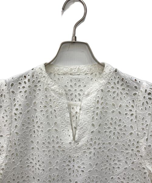 BALLSEY（ボールジィ）BALLSEY (ボールジィ) サークルフラワーエンブロイダリー キーネックブラウス ホワイト サイズ:SIZE 36の古着・服飾アイテム