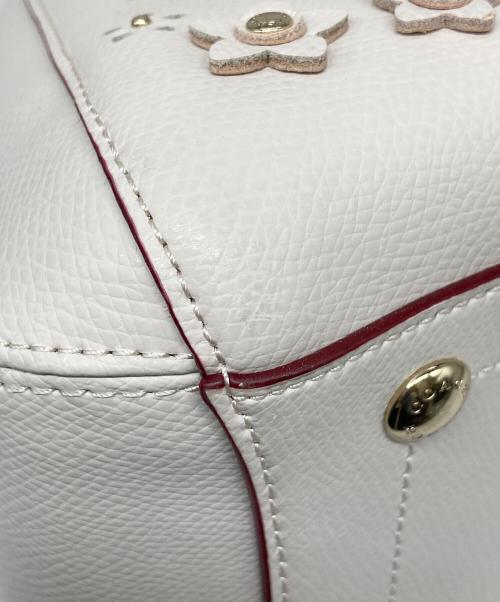 COACH（コーチ）COACH (コーチ) フラワーパンチング 2WAYバッグ ホワイトの古着・服飾アイテム