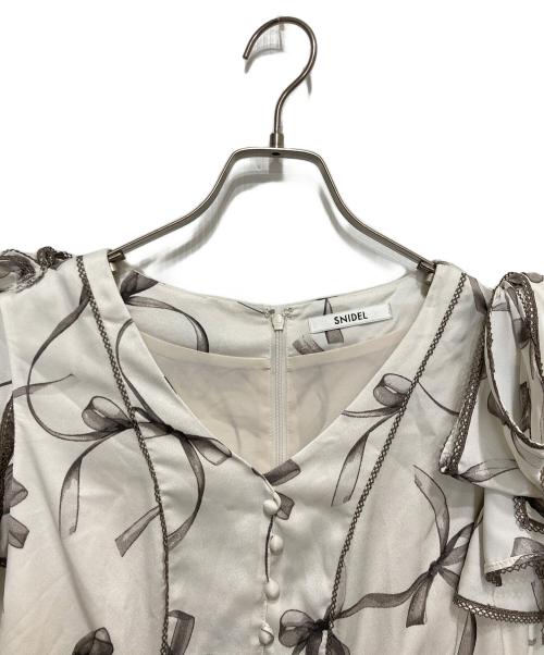 Snidel（スナイデル）Snidel (スナイデル) Sustainableリボンプリントワンピース アイボリーの古着・服飾アイテム