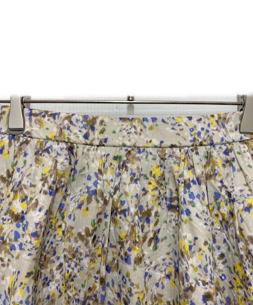 le.coeur blanc（ルクールブラン）le.coeur blanc (ルクールブラン) フラワープリントギャザーフレアスカート ベージュ サイズ:38 未使用品の古着・服飾アイテム