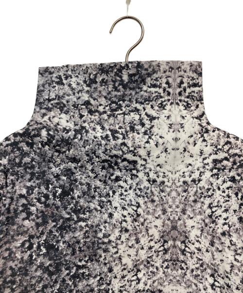 ISSEY MIYAKE（イッセイミヤケ）ISSEY MIYAKE (イッセイミヤケ) ストレッチ総柄カットソー ブラック×ホワイト サイズ:SIZE 3の古着・服飾アイテム