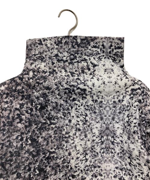ISSEY MIYAKE（イッセイミヤケ）ISSEY MIYAKE (イッセイミヤケ) ストレッチ総柄カットソー ブラック×ホワイト サイズ:SIZE 3の古着・服飾アイテム