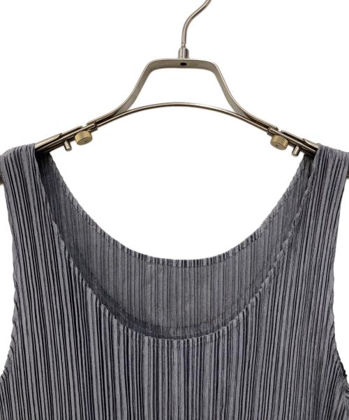 ISSEY MIYAKE（イッセイミヤケ）ISSEY MIYAKE (イッセイミヤケ) ノースリーブプリーツカットソー グリーン サイズ:Mの古着・服飾アイテム