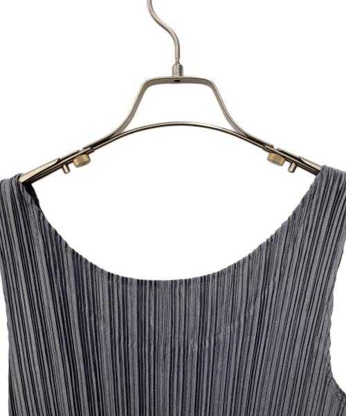 ISSEY MIYAKE（イッセイミヤケ）ISSEY MIYAKE (イッセイミヤケ) ノースリーブプリーツカットソー グリーン サイズ:Mの古着・服飾アイテム