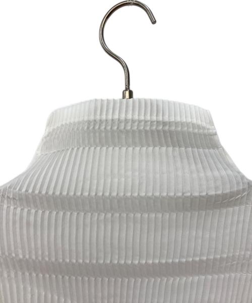 ISSEY MIYAKE（イッセイミヤケ）ISSEY MIYAKE (イッセイミヤケ) タートルネックプリーツカットソー ホワイト サイズ:Mの古着・服飾アイテム