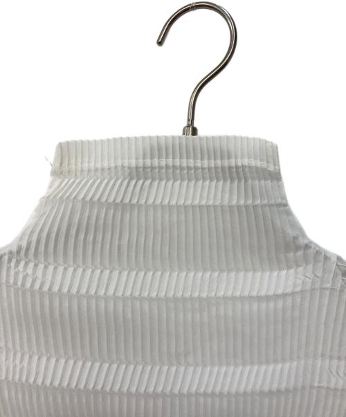 ISSEY MIYAKE（イッセイミヤケ）ISSEY MIYAKE (イッセイミヤケ) タートルネックプリーツカットソー ホワイト サイズ:Mの古着・服飾アイテム