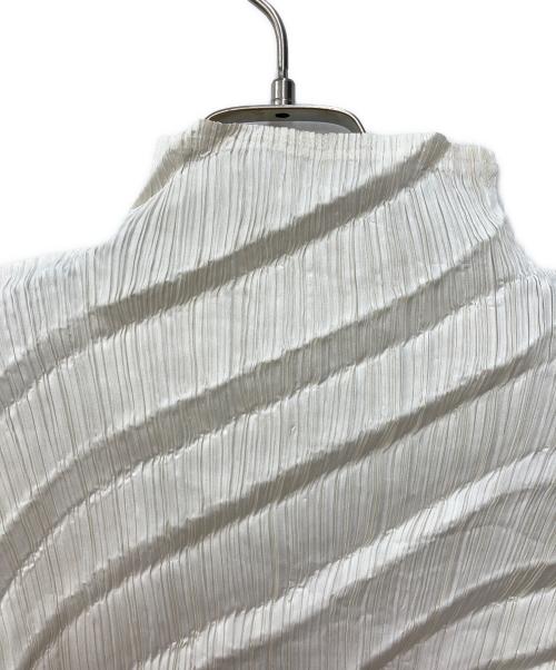 ISSEY MIYAKE（イッセイミヤケ）ISSEY MIYAKE (イッセイミヤケ) プリーツカットソー ホワイト サイズ:Mの古着・服飾アイテム