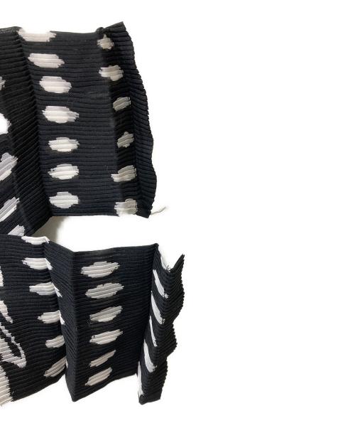 ISSEY MIYAKE（イッセイミヤケ）ISSEY MIYAKE (イッセイミヤケ) カーディガン ブラック×ホワイト サイズ:Mの古着・服飾アイテム