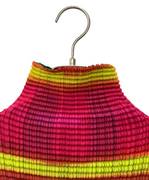 ISSEY MIYAKE（イッセイミヤケ）ISSEY MIYAKE (イッセイミヤケ) ハンソデプリーツカットソー グリーン サイズ:Mの古着・服飾アイテム