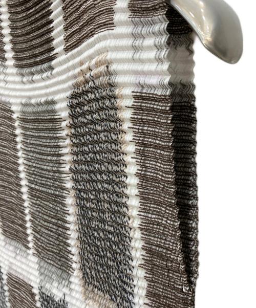 ISSEY MIYAKE（イッセイミヤケ）ISSEY MIYAKE (イッセイミヤケ) スクxゼアプリントノースリーブブラウス ホワイト×グレー サイズ:Mの古着・服飾アイテム