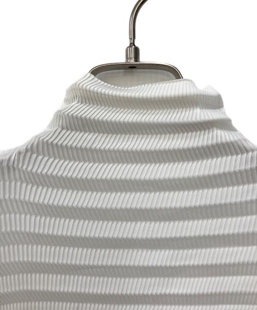 ISSEY MIYAKE（イッセイミヤケ）ISSEY MIYAKE (イッセイミヤケ) プリーツカットソー ホワイト サイズ:Mの古着・服飾アイテム