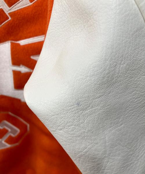 A FEW GOOD KIDS（アフューグッドキッズ）A FEW GOOD KIDS (アフューグッドキッズ) LOGO BASEBALL STADIUM JACKET ホワイト×オレンジ サイズ:Sの古着・服飾アイテム