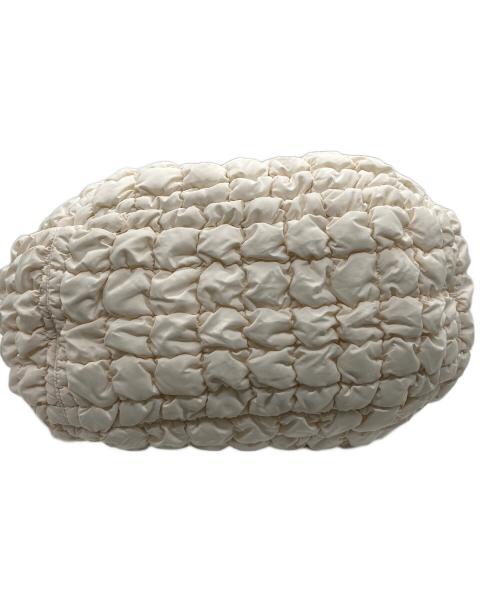 COS（コス）COS (コス) オーバーサイズ キルトショルダーバッグ ホワイトの古着・服飾アイテム