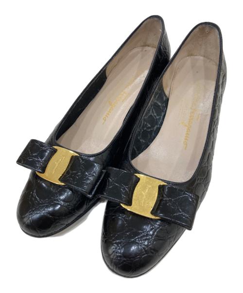 Salvatore Ferragamo（サルヴァトーレ フェラガモ）Salvatore Ferragamo (サルヴァトーレ フェラガモ) クロコ型押しヴァラリボンパンプス ブラック サイズ:6　1/2の古着・服飾アイテム