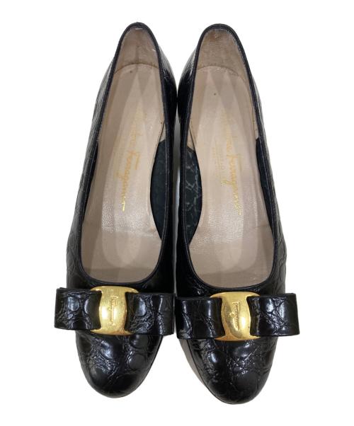 Salvatore Ferragamo（サルヴァトーレ フェラガモ）Salvatore Ferragamo (サルヴァトーレ フェラガモ) クロコ型押しヴァラリボンパンプス ブラック サイズ:6　1/2の古着・服飾アイテム