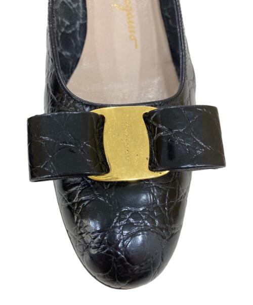 Salvatore Ferragamo（サルヴァトーレ フェラガモ）Salvatore Ferragamo (サルヴァトーレ フェラガモ) クロコ型押しヴァラリボンパンプス ブラック サイズ:6　1/2の古着・服飾アイテム