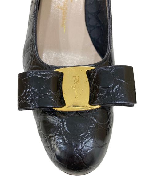 Salvatore Ferragamo（サルヴァトーレ フェラガモ）Salvatore Ferragamo (サルヴァトーレ フェラガモ) クロコ型押しヴァラリボンパンプス ブラック サイズ:6　1/2の古着・服飾アイテム