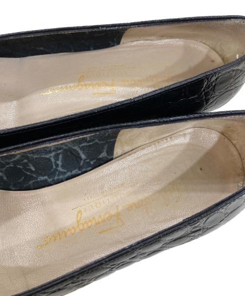 Salvatore Ferragamo（サルヴァトーレ フェラガモ）Salvatore Ferragamo (サルヴァトーレ フェラガモ) クロコ型押しヴァラリボンパンプス ブラック サイズ:6　1/2の古着・服飾アイテム
