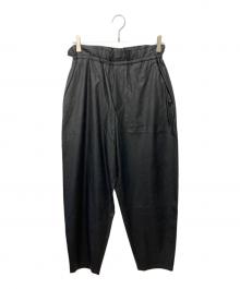 TOMORROW LAND（トゥモローランド）の古着「フェイクレザーパンツ」｜ブラック