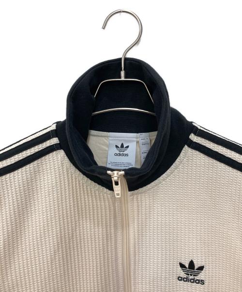 adidas（アディダス）adidas (アディダス) ワッフルクラシックトラックトップ アイボリー サイズ:M 未使用品の古着・服飾アイテム