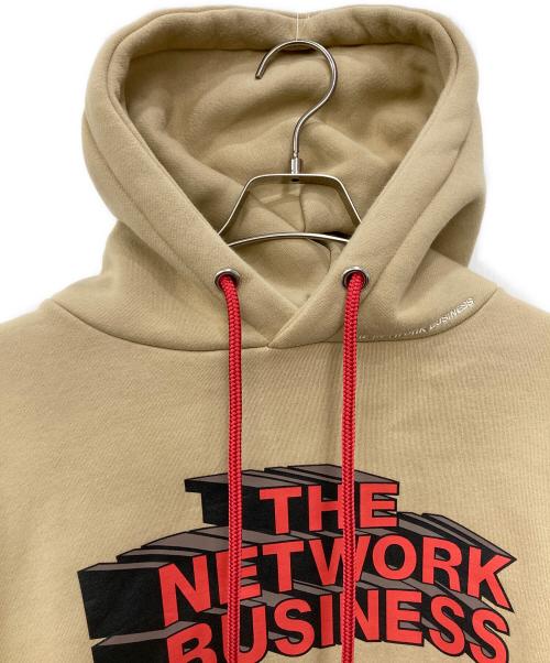 THE NETWORK BUSINESS（ザネットワークビジネス）THE NETWORK BUSINESS (ザネットワークビジネス) プルオーバーパーカー ベージュ サイズ:Mediumの古着・服飾アイテム