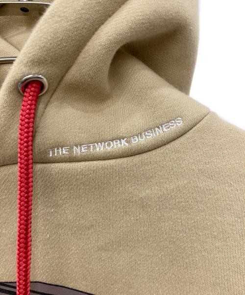 THE NETWORK BUSINESS（ザネットワークビジネス）THE NETWORK BUSINESS (ザネットワークビジネス) プルオーバーパーカー ベージュ サイズ:Mediumの古着・服飾アイテム