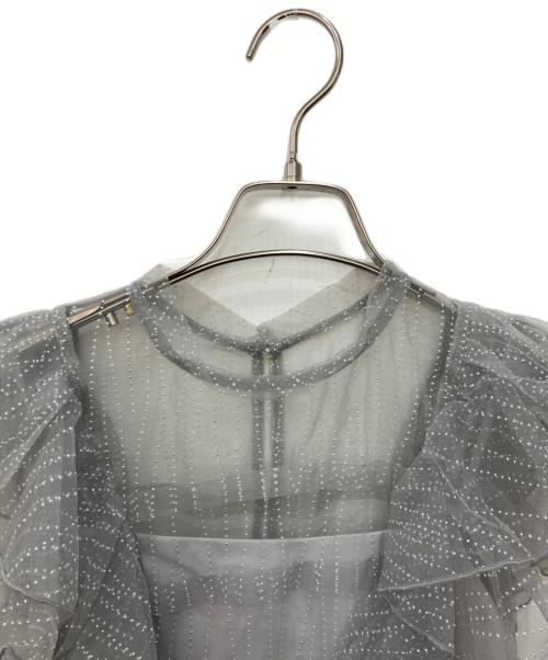 Lily Brown（リリーブラウン）Lily Brown (リリーブラウン) MARY QUANT (マリークヮント) シアーワンピース グレー 未使用品の古着・服飾アイテム