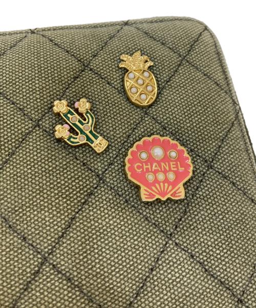 CHANEL（シャネル）CHANEL (シャネル) ココマークバッチ付きキャンバスラウンドジオップウォレット かーきの古着・服飾アイテム