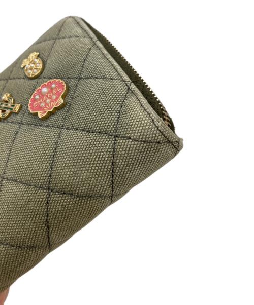 CHANEL（シャネル）CHANEL (シャネル) ココマークバッチ付きキャンバスラウンドジオップウォレット かーきの古着・服飾アイテム