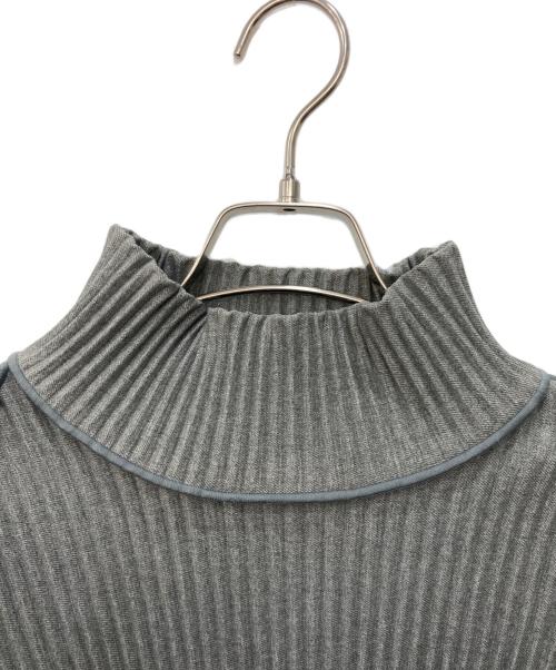 kotohayokozawa（コトハヨコザワ）kotohayokozawa (コトハヨコザワ) ハイネックプリーツカットソー グレー サイズ:不明の古着・服飾アイテム