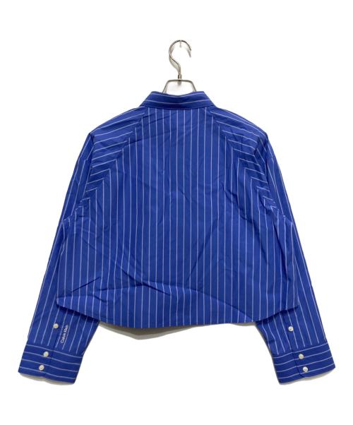 Calvin Klein Jeans（カルバンクラインジーンズ）Calvin Klein Jeans (カルバンクラインジーンズ) YD STRIPE BOXY CROPPED SHIRT ブルー サイズ:XS 未使用品の古着・服飾アイテム