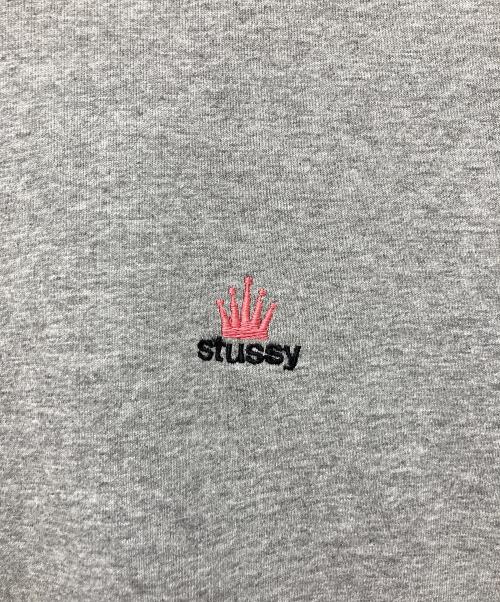 stussy（ステューシー）stussy (ステューシー) ワンポイントクラウン刺繍Tシャツ グレー サイズ:Mの古着・服飾アイテム