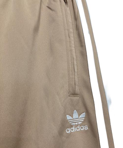 adidas（アディダス）adidas (アディダス) アディカラー クラシックス ファイヤーバード トラックパンツ ベージュ サイズ:XSの古着・服飾アイテム