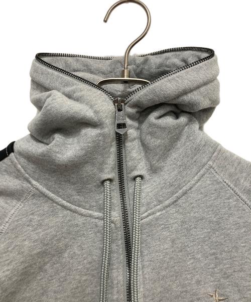 1PIU1UGUALE3 RELAX（ウノピゥウノウグァーレトレ リラックス）1PIU1UGUALE3 RELAX (ウノピゥウノウグァーレトレ リラックス) ヘビー裏毛ラインストーンロゴパーカー グレー サイズ:Ⅿの古着・服飾アイテム