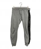 1PIU1UGUALE3 RELAXウノピゥウノウグァーレトレ リラックス）の古着「ヘビー裏毛ラインストーンロゴスウェットパンツ」｜グレー