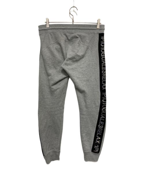 1PIU1UGUALE3 RELAX（ウノピゥウノウグァーレトレ リラックス）1PIU1UGUALE3 RELAX (ウノピゥウノウグァーレトレ リラックス) ヘビー裏毛ラインストーンロゴスウェットパンツ グレー サイズ:Ⅿの古着・服飾アイテム