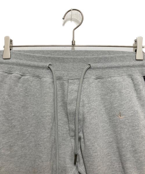 1PIU1UGUALE3 RELAX（ウノピゥウノウグァーレトレ リラックス）1PIU1UGUALE3 RELAX (ウノピゥウノウグァーレトレ リラックス) ヘビー裏毛ラインストーンロゴスウェットパンツ グレー サイズ:Ⅿの古着・服飾アイテム