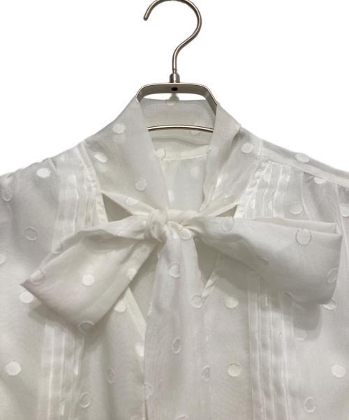 JUSGLITTY（ジャスグリッティー）JUSGLITTY (ジャスグリッティー) シアードットボウタイブラウス ホワイト サイズ:2の古着・服飾アイテム