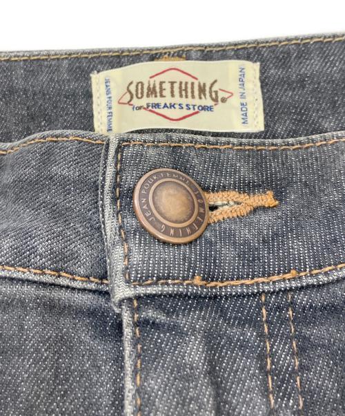 Something（サムシング）Something (サムシング) FREAK'S STORE (フリークスストア) 別注 TUCK CURVE WIDE DENIM PANTS グレー サイズ:Ｓの古着・服飾アイテム