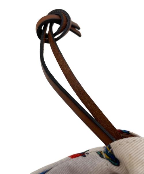 LOEWE（ロエベ）LOEWE (ロエベ) ドローストリングポーチ アイボリーの古着・服飾アイテム