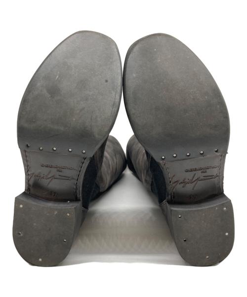 YOHJI YAMAMOTO（ヨウジヤマモト）YOHJI YAMAMOTO (ヨウジヤマモト) CHEREVICHKIOTVICHKI (シェレヴィッキオヴィッキ) ASYMMETRIC TALL BOOT ブラウン サイズ:37の古着・服飾アイテム