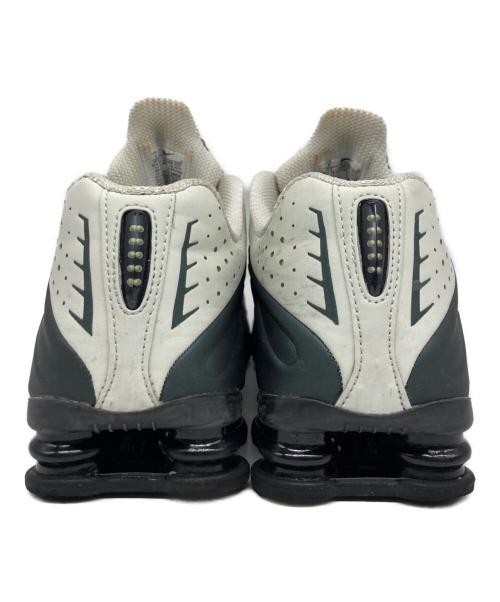 NIKE（ナイキ）NIKE (ナイキ) SHOX R4 ホワイト×グレー サイズ:27の古着・服飾アイテム