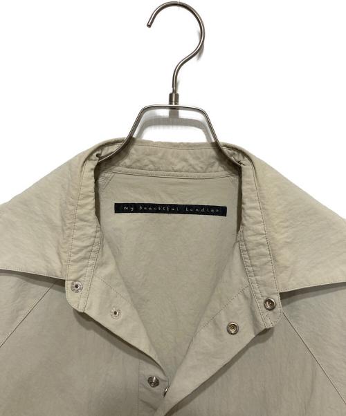 My Beautiful Landlet（マイビューティフルランドレット）My Beautiful Landlet (マイビューティフルランドレット) NYLON TAFFETA BIG RAGLAN SHIRT　ナイロン タフタ ビッグ ラグラン シャツ ベージュの古着・服飾アイテム