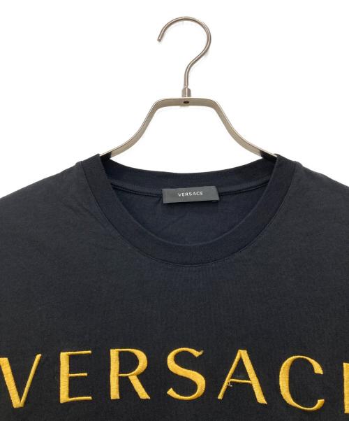 VERSACE（ヴェルサーチェ）VERSACE (ヴェルサーチェ) 刺繍ロゴTシャツ ブラック サイズ:Ｍ　180/92Aの古着・服飾アイテム