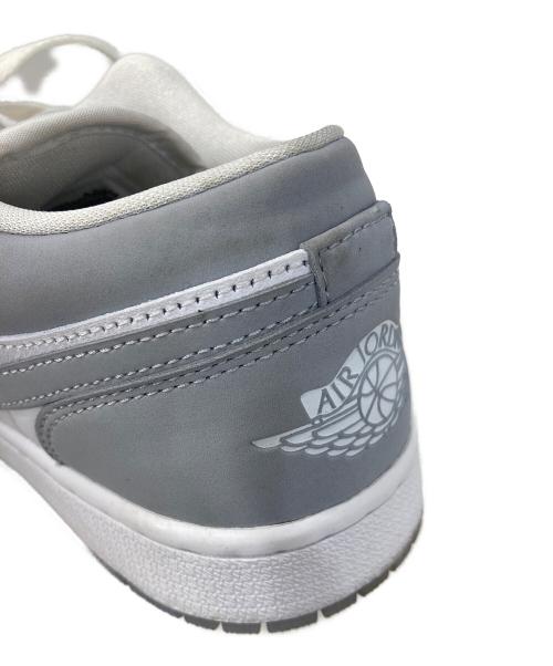 NIKE（ナイキ）NIKE (ナイキ) WMNS AIR JORDAN 1 LOW WHITE/WOLF GREY-ALUM サイズ:26.5の古着・服飾アイテム