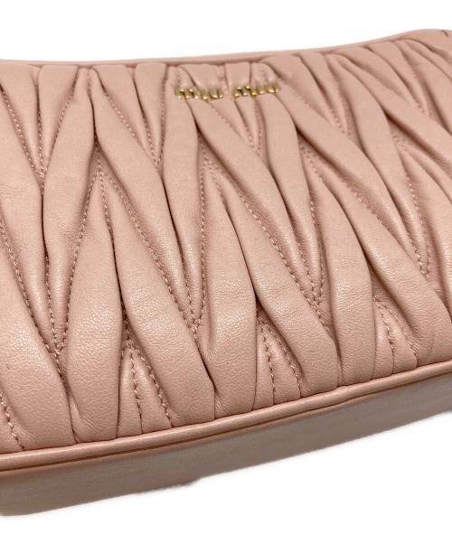 MIU MIU（ミュウミュウ）MIU MIU (ミュウミュウ) マテラッセ レザー ショルダーバッグ ピンクの古着・服飾アイテム