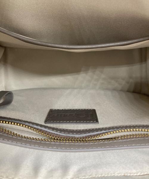 IO PELLE（イオペレ）IO PELLE (イオペレ) ear PAPILLONNER (イアパピヨネ) ホースエンボスShoulder Bag ベージュの古着・服飾アイテム