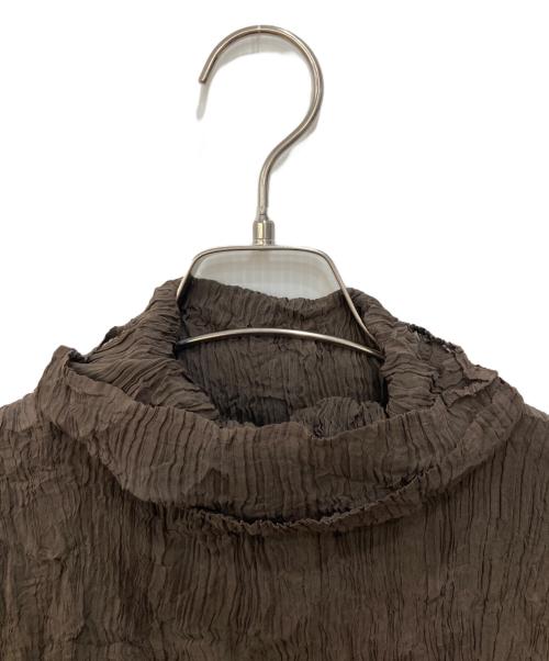 ISSEY MIYAKE（イッセイミヤケ）ISSEY MIYAKE (イッセイミヤケ) シワ加工ノースリーブタートルネックカットソー ブラウン サイズ:Ｍの古着・服飾アイテム