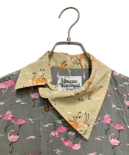 Vivienne Westwood man（ヴィヴィアン ウェストウッド マン）Vivienne Westwood man (ヴィヴィアン ウェストウッド マン) オーブ刺繍×フラミンゴプリントシャツ グレー サイズ:46の古着・服飾アイテム